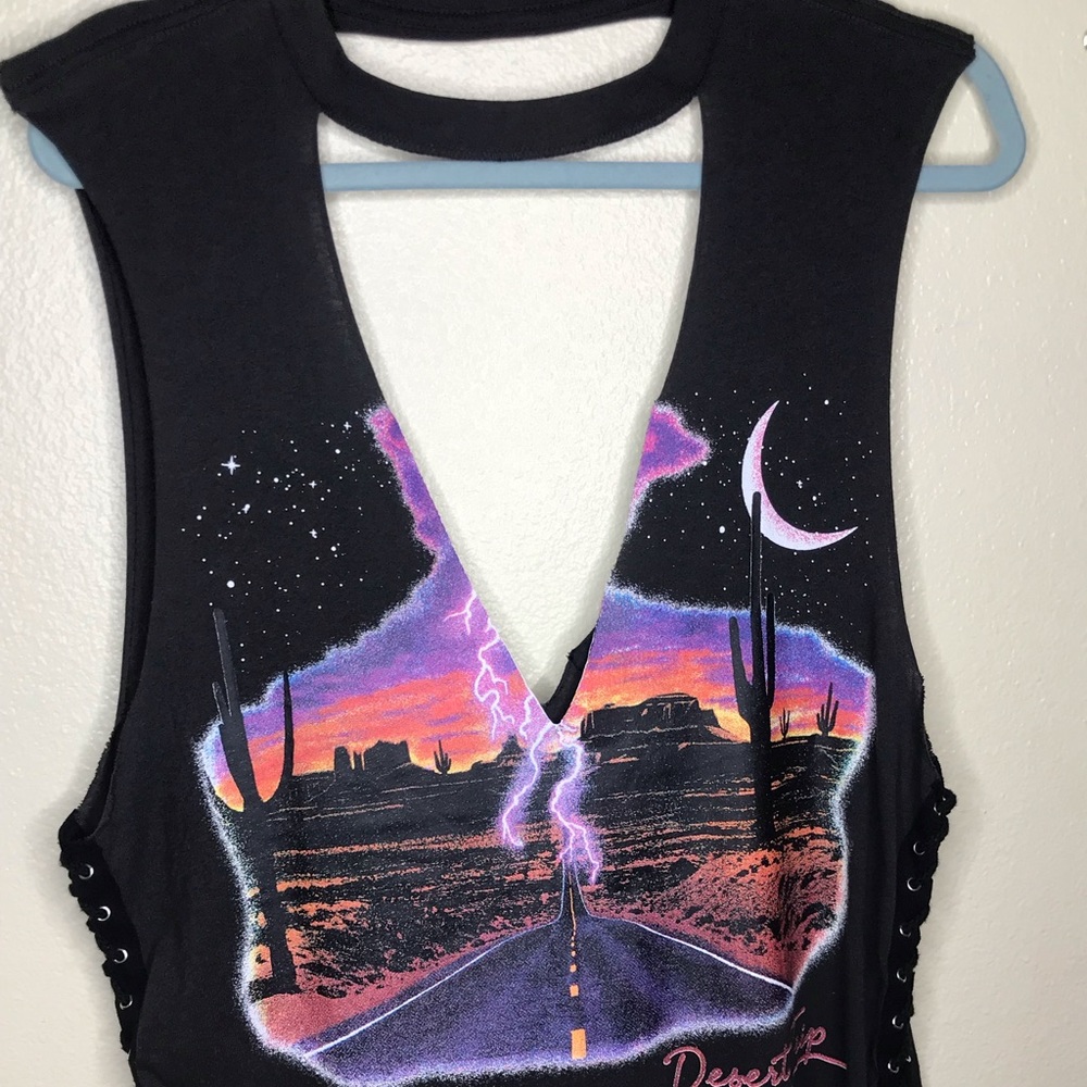 DEEP V CUT OUT GRAPHIC TEE